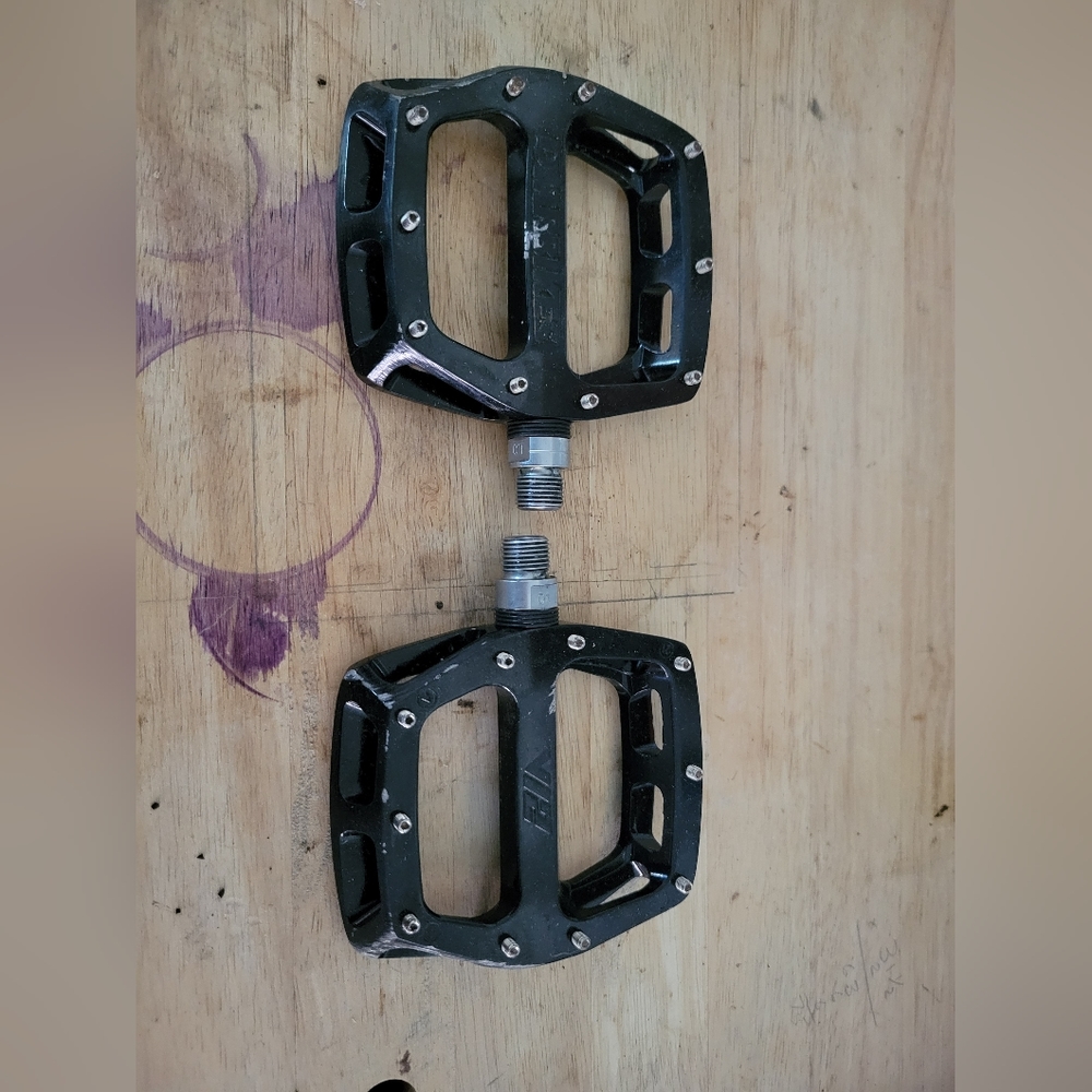 DMR V12 magnesium flat pedals